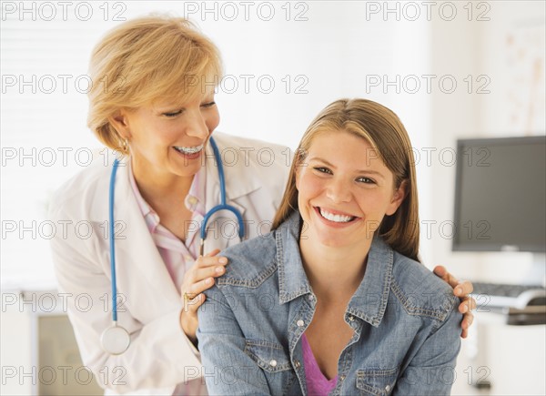 Portrait of young woman and her doctor.
Photo : Daniel Grill