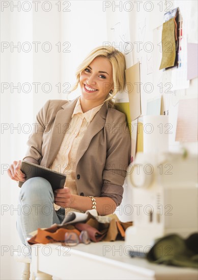 Teen (16-17) girl using tablet pc in design studio.
Photo : Daniel Grill