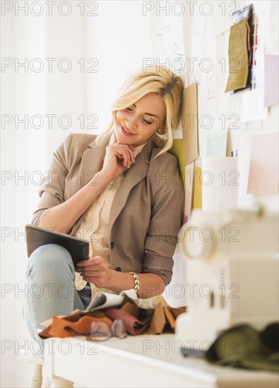 Teen (16-17) girl using tablet pc in design studio.
Photo : Daniel Grill