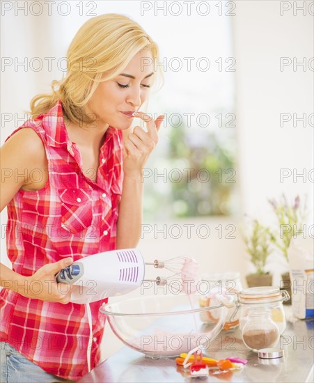 Teenage girl (16-17) preparing food.
Photo : Daniel Grill