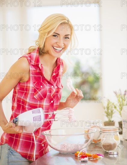 Portrait of teenage girl (16-17) preparing food.
Photo : Daniel Grill