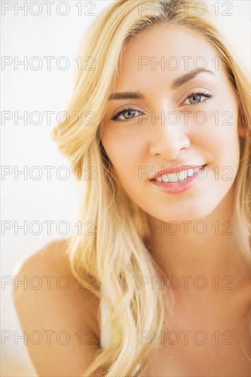 Portrait of teenage girl (16-17) smiling.
Photo : Daniel Grill