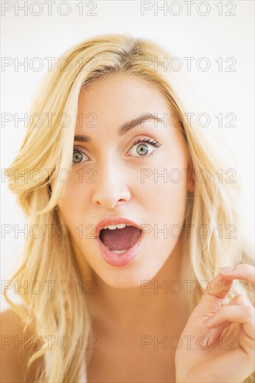 Portrait of teenage girl (16-17) with open mouth.
Photo : Daniel Grill
