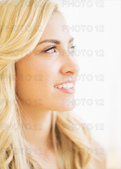 Portrait of teenage girl (16-17) smiling.
Photo : Daniel Grill