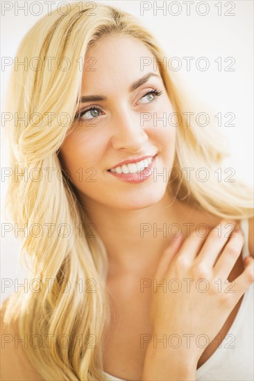 Portrait of teenage girl (16-17) smiling.
Photo : Daniel Grill