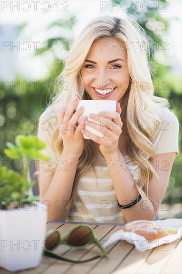 Portrait of teenage girl (16-17) drinking coffee.
Photo : Daniel Grill