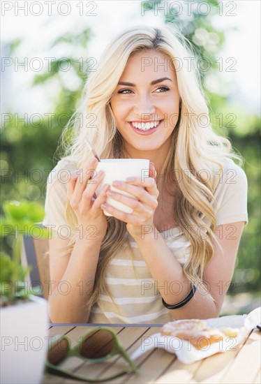 Portrait of teenage girl (16-17) drinking coffee.
Photo : Daniel Grill