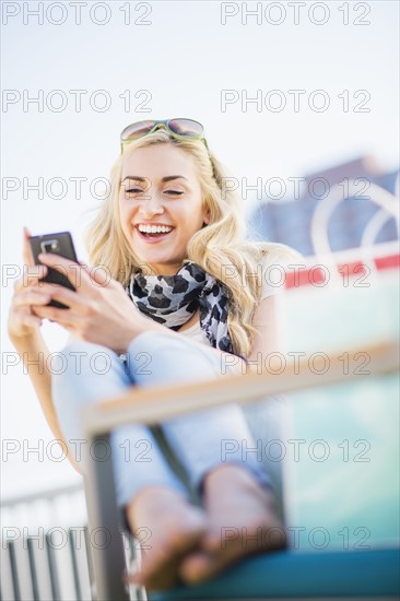 Teenage girl (16-17) using cell phone.
Photo : Daniel Grill