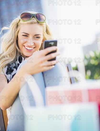 Teenage girl (16-17) using cell phone.
Photo : Daniel Grill