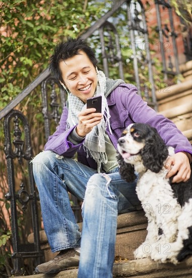 Teenage boy(16-17) taking picture of his dog. USA, New Jersey, Jersey City.
Photo : Daniel Grill