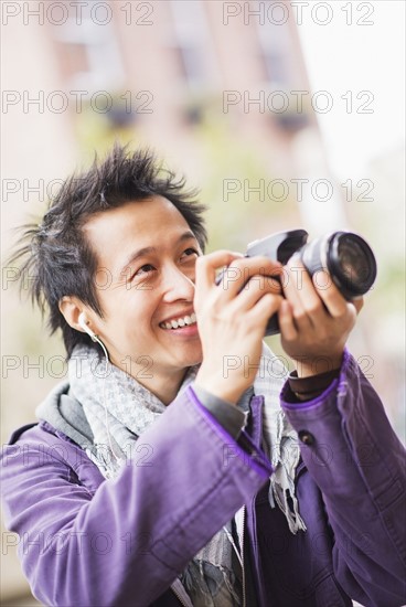 Teenage boy (16-17) with camera. USA, New Jersey, Jersey City.
Photo : Daniel Grill