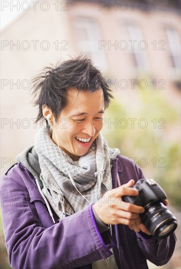 Teenage boy (16-17) with camera. USA, New Jersey, Jersey City.
Photo : Daniel Grill