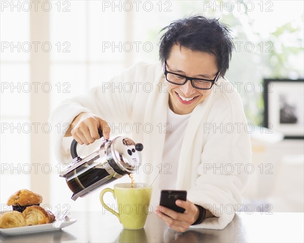 Teenage boy (16-17) eating breakfast.
Photo : Daniel Grill