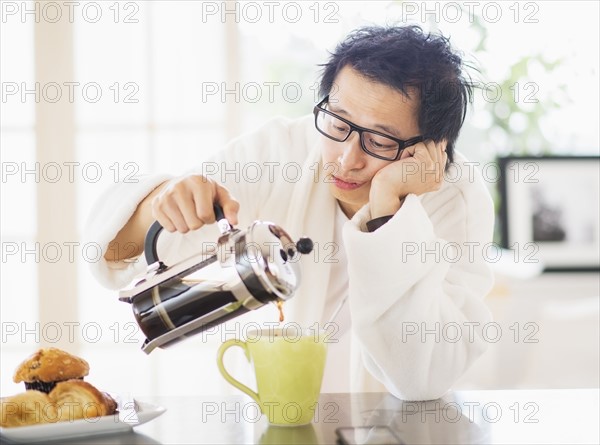 Teenage boy (16-17) eating breakfast.
Photo : Daniel Grill