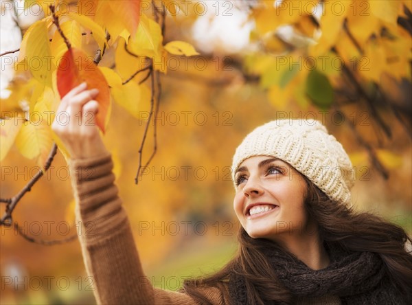 Young woman picking leaves in Central Park. USA, New York State, New York City.
Photo : Daniel Grill