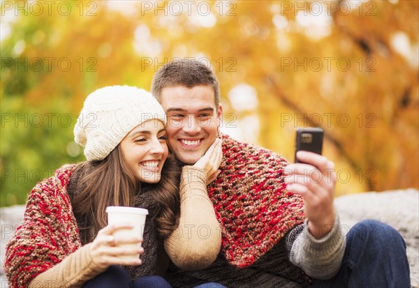 Portrait of couple in Central Park taking photo of themselves. USA, New York State, New York City.
Photo : Daniel Grill