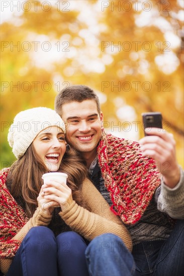 Portrait of couple in Central Park taking photo of themselves. USA, New York State, New York City.
Photo : Daniel Grill