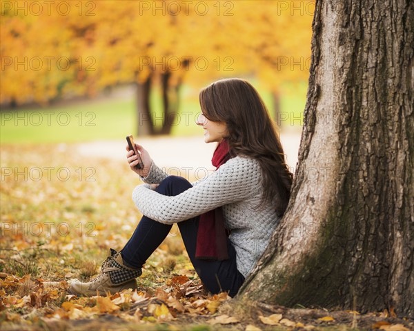 Young woman using cell phone in Central Park. USA, New York State, New York City.
Photo : Daniel Grill