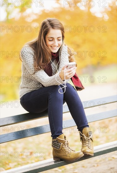 Young woman using cell phone in Central Park. USA, New York State, New York City.
Photo : Daniel Grill