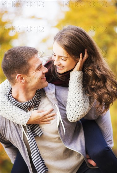 Man giving piggy back ride to woman in park. USA, New York State, New York City.
Photo : Daniel Grill