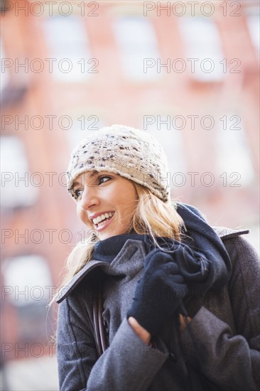 Portrait of blond woman wearing knit hat. USA, New York City, Brooklyn, Williamsburg.
Photo : Daniel Grill