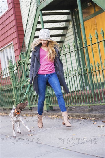 Portrait of blond woman walking dog. USA, New York City, Brooklyn, Williamsburg.
Photo : Daniel Grill