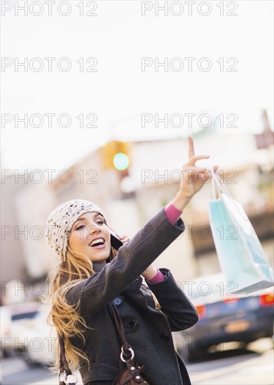 Portrait of blond woman hailing cab. USA, New York City, Brooklyn, Williamsburg.
Photo : Daniel Grill