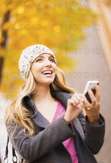 Portrait of blond woman using cell phone. USA, New York City, Brooklyn, Williamsburg.
Photo : Daniel Grill