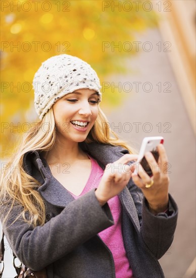 Portrait of blond woman using cell phone. USA, New York City, Brooklyn, Williamsburg.
Photo : Daniel Grill