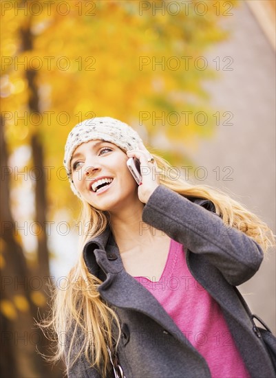 Portrait of blond woman using cell phone. USA, New York City, Brooklyn, Williamsburg.
Photo : Daniel Grill