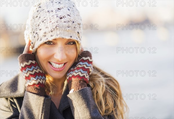 Portrait of bundled woman. USA, New York City, Brooklyn, Williamsburg.
Photo : Daniel Grill