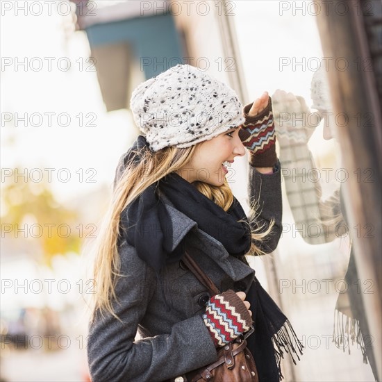 Portrait of blond woman looking at window display. USA, New York City, Brooklyn, Williamsburg.
Photo : Daniel Grill