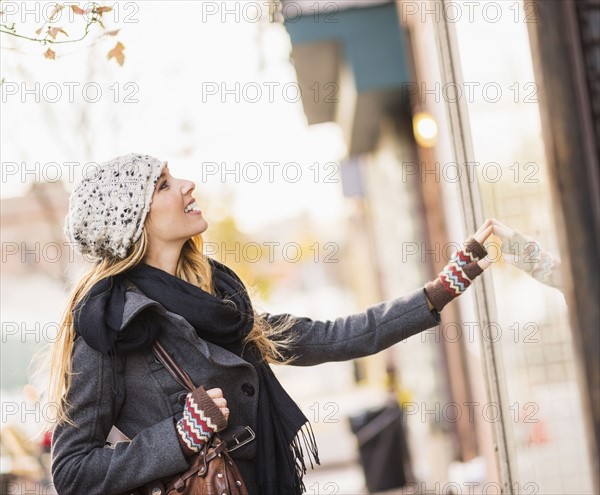 Portrait of blond woman looking at window display. USA, New York City, Brooklyn, Williamsburg.
Photo : Daniel Grill