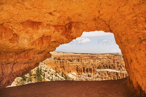 View of natural arch. USA, Utah, Bryce Canyon.
Photo : Daniel Grill