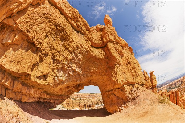 View of natural arch. USA, Utah, Bryce Canyon.
Photo : Daniel Grill