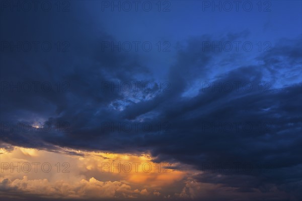 Clouds on blue sky.
Photo : Daniel Grill