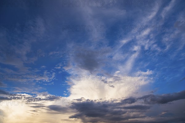 Clouds on blue sky.
Photo : Daniel Grill