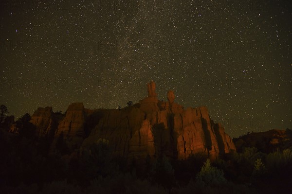 Night sky above rocks. USA, Utah, Bryce Canyon.
Photo : Daniel Grill