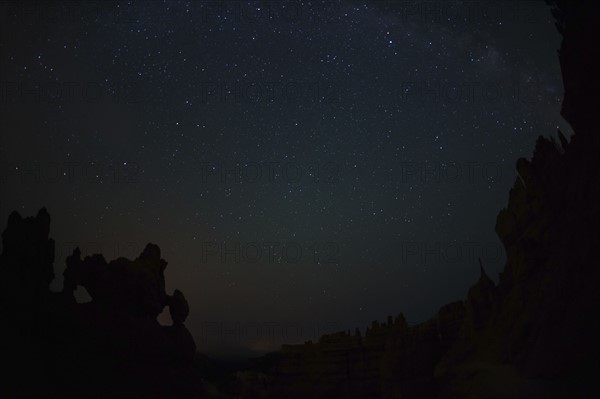 Night sky above rocks. USA, Utah, Bryce Canyon.
Photo : Daniel Grill