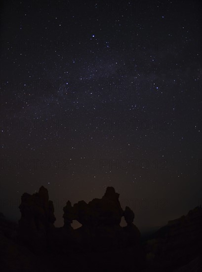 Night sky above rocks. USA, Utah, Bryce Canyon.
Photo : Daniel Grill