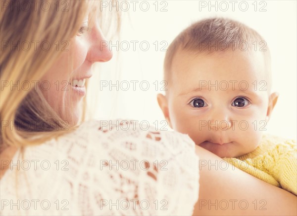 Studio Shot of mother holding daughter (2-5 months).
Photo : Daniel Grill