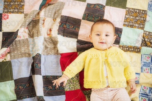 Studio Shot of smiling baby girl (2-5 months).
Photo : Daniel Grill