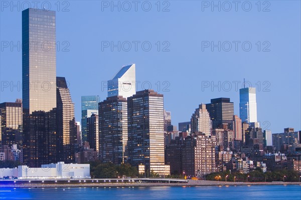 View of skyline at sunset. USA, New York State, New York City.
Photo : fotog