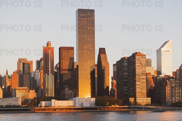 View of skyline at sunset. USA, New York State, New York City.
Photo : fotog