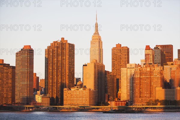 View of skyline at sunset. USA, New York State, New York City.
Photo : fotog