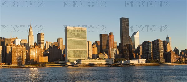 View of skyline at sunset. USA, New York State, New York City.
Photo : fotog