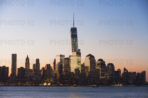 City skyline at dusk. USA, New York State, New York City.
Photo : fotog