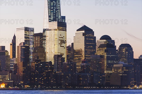City skyline at dusk. USA, New York State, New York City.
Photo : fotog