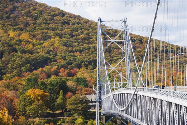 View of bridge in autumn. USA, New York State, Bear Mountain.
Photo : fotog