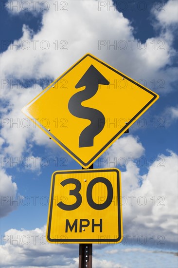 Low angle view of road sign.
Photo : fotog